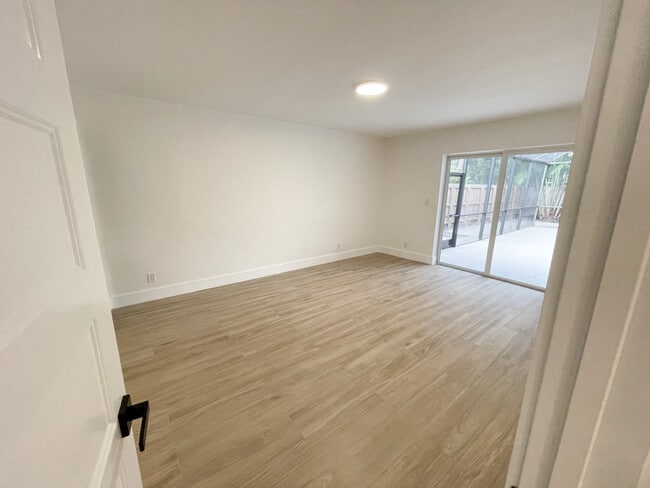 Building Photo - 1523 SW 19th Ave