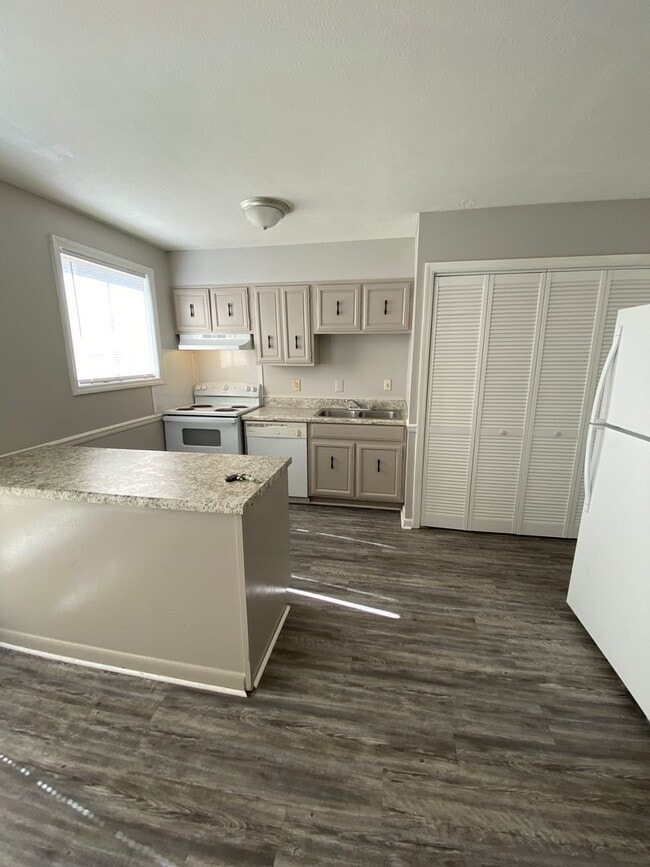 Building Photo - 2Bedroom 1.5Bath - $900 - REDUCED RENT!!