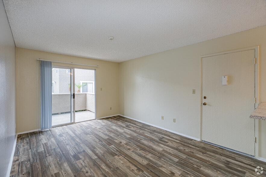 1BR, 1BA - 647SF - Greenbrier Apartments