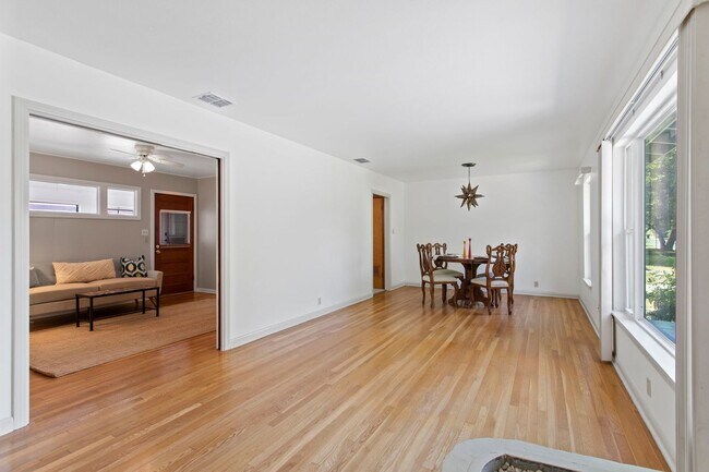 Building Photo - CONTEMPORARY HOME IN ALAMO HEIGHTS