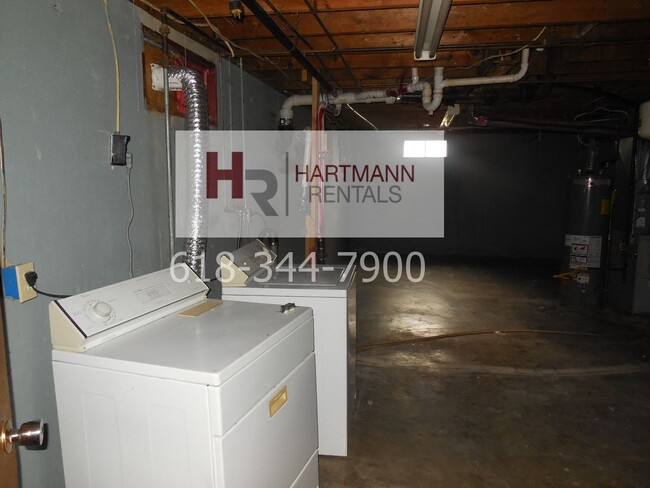 Building Photo - Three Bedroom 2 Bath Brick Home with 2 Car Garage!!