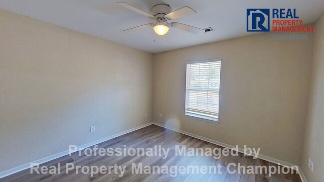 Building Photo - 3 BD/2BA Home with Fenced Back Yard in Azalea Trace - Students Welcome