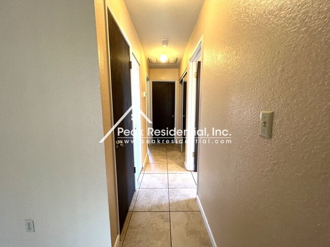 Building Photo - Spacious Elk Grove 2bd/2ba Triplex