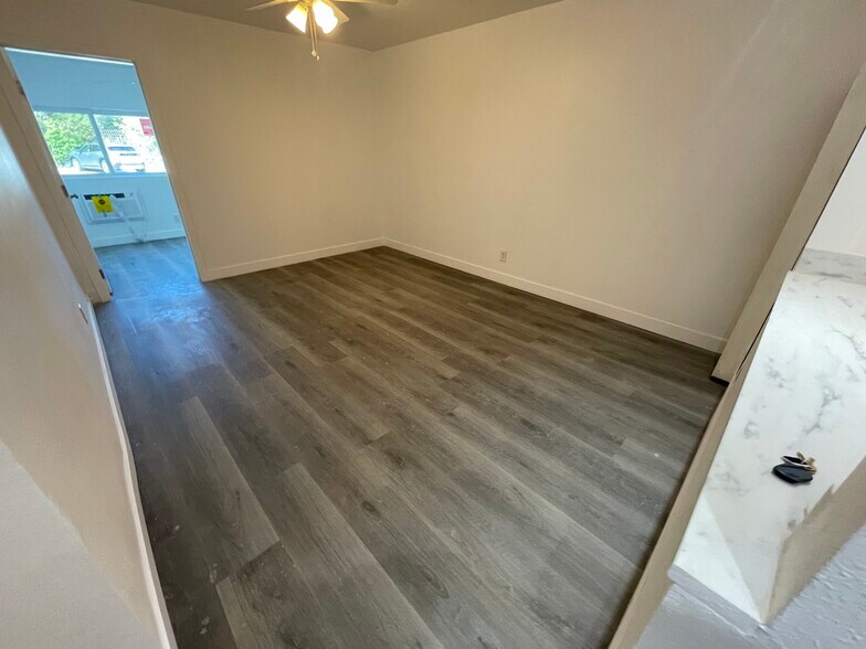 Large newly painted living room, newer floors - 3030 Valle Vista Dr