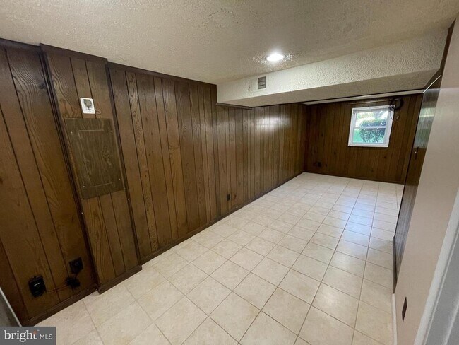 Building Photo - 5056 Kenerson Dr