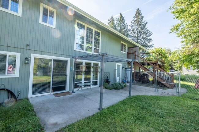 Building Photo - Large corner lot home in desirable Woodland Heights.