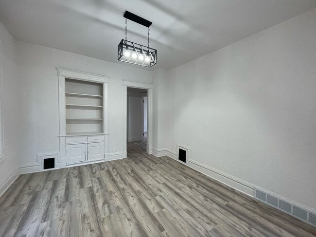 Building Photo - Remodeled Eastside Lower Duplex 4 Bed/1 Bath