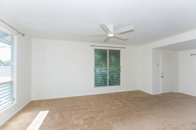 Building Photo - Kahala Avenue - renovated / upstairs 1 bedroom, 1 bath on Kahala Avenue less than 250 feet from b...