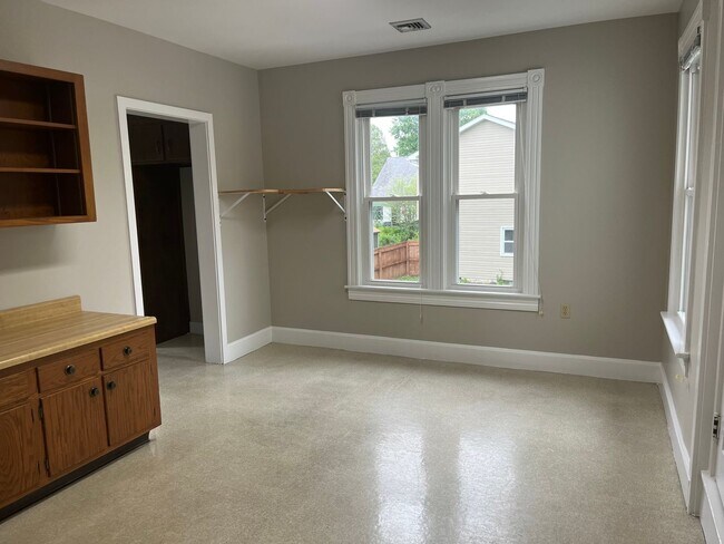 Building Photo - 16A Manor Ave