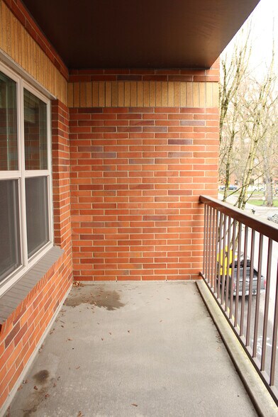 Building Photo - 1500 SW Park Ave