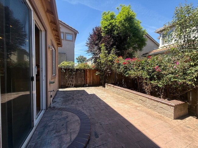 Building Photo - 2145 Kingsbury Cir