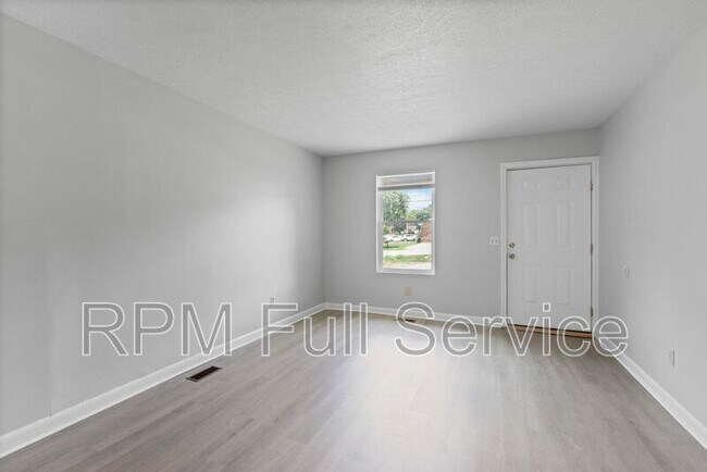 Building Photo - 105 Hubert Dr