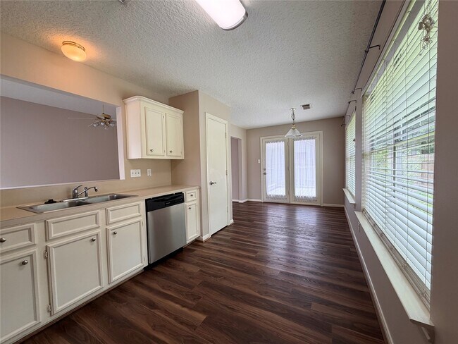 Building Photo - 4006 Hunnington Dr