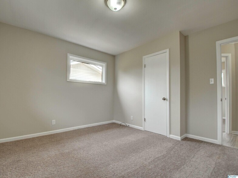 Building Photo - 609 Marguerite Dr NW
