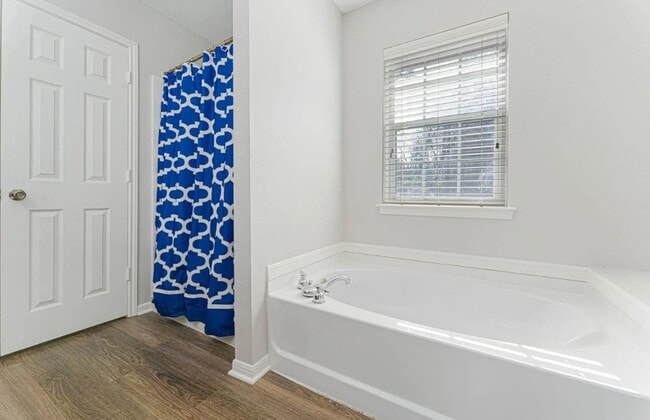 Building Photo - 325 Fuller St