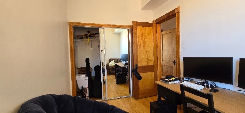 Building Photo - 2342 W Walton St