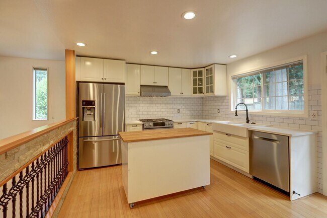 Building Photo - Stunning 3BR 1.75 BA Sammamish Home.  Rece...
