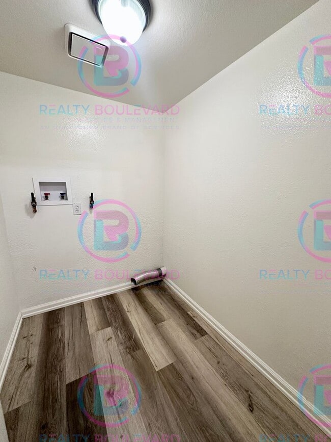 Building Photo - 1/2 Month Free! Contemporary 2-Bed Condo w...