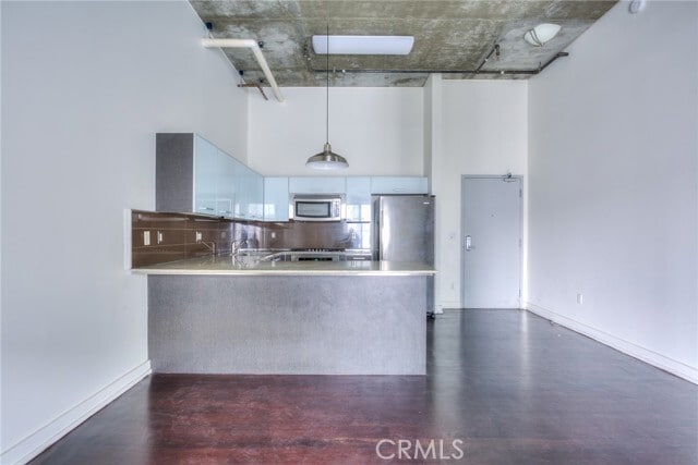 Building Photo - 645 W 9th St