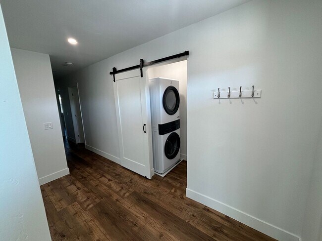 Building Photo - Spacious 3 bedroom 2 bath