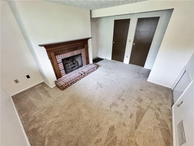 Building Photo - 100 Roswell Farms Ct