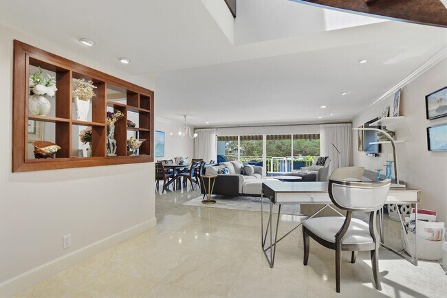 Building Photo - 1172 Hillsboro Mile