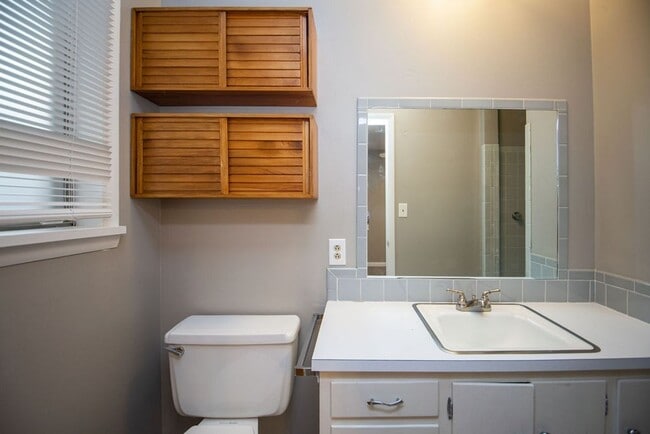 Building Photo - 1712 S Whitcomb St