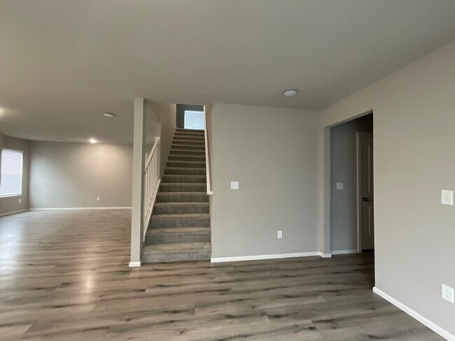 Building Photo - Beautiful 4 Bedroom, 2.5 Bath Home Availab...