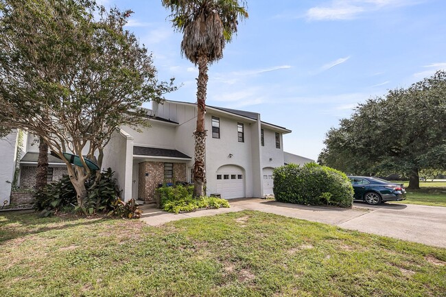 Building Photo - 2 Bedroom, 2.5 Bath Home with Flex Room on...