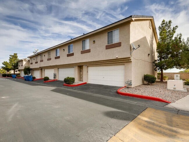 Building Photo - **SHORT TERM GATED LUXURY RENTAL** 3BDRM *2.5 BATH* 2 CAR GARAGE