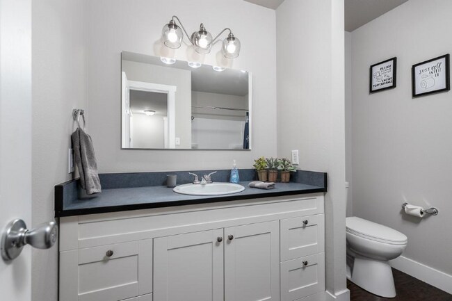 Building Photo - "Charming 2-Bed Oasis with 988 Sq Ft of Comfort in Cheyenne!"