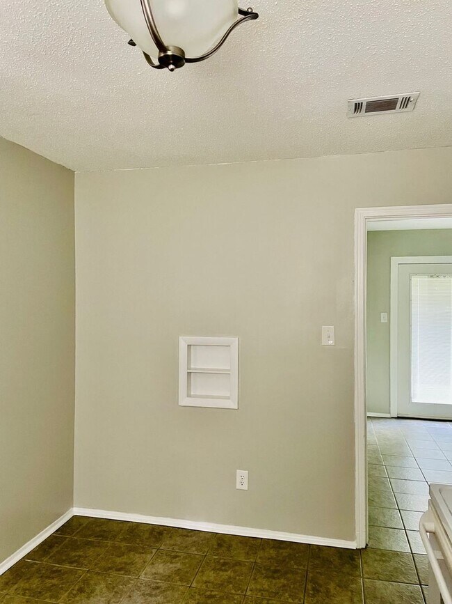 Building Photo - Precious updated 3 bed/1bath located in Oakleigh Heights