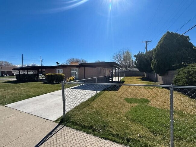 Building Photo - 2 Bed 1 Bath - New carpet - New paint - Great location!