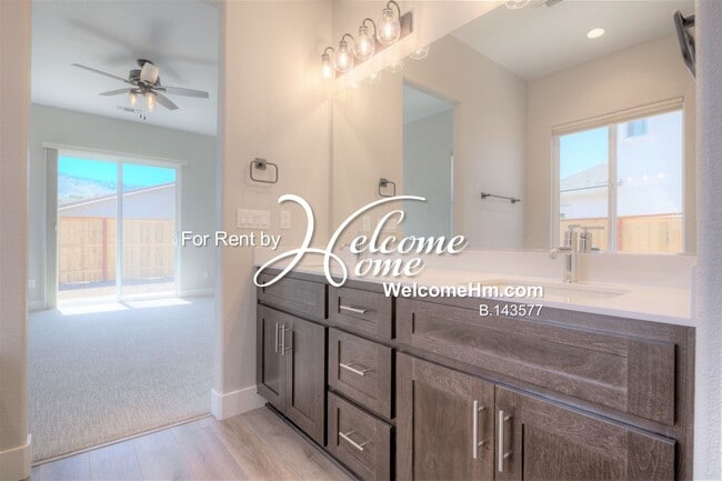 Building Photo - 262 Commodore Dr