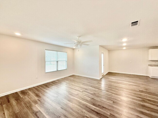 Building Photo - Spacious 4-Bedroom Home - Woodlands