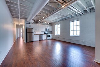 Building Photo - Newly Rennovated Two Bedroom