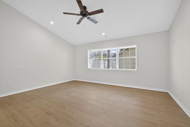 Building Photo - 12865 Meadowbend Dr