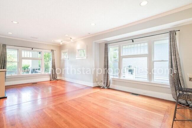 Building Photo - Amazing upscale John's Landing home.