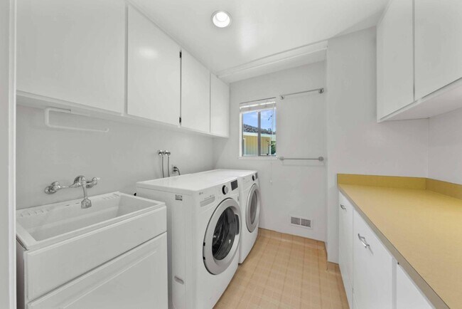 Building Photo - 7175 Red Holly Ct