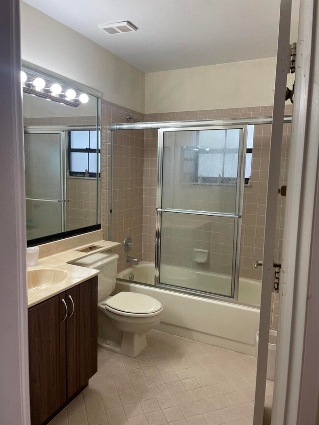 Building Photo - 5415 Verona Dr
