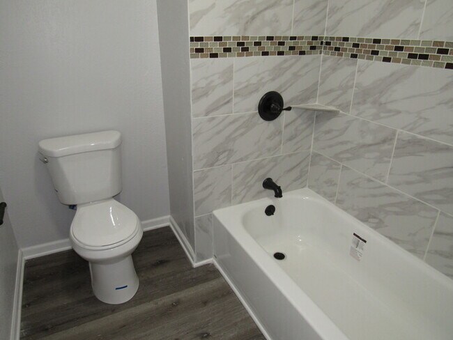 Building Photo - Cozy 2 bedrooms and 1.5 baths townhome located in Lee's Summit