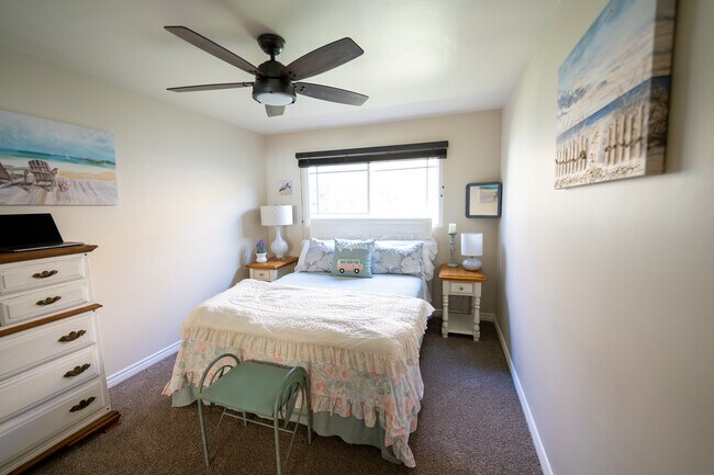 Beach room - 23437 Vanowen St
