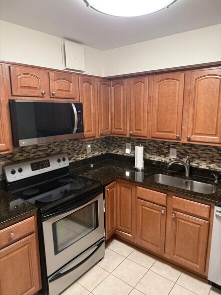 Building Photo - 5901 Mount Eagle Dr