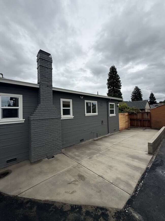 Building Photo - Completely Remodeled Single Family House!