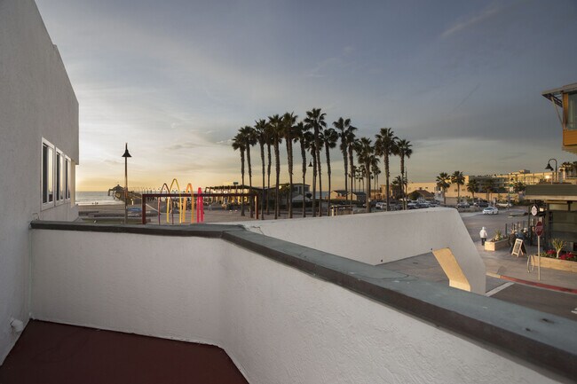 Building Photo - Imperial Beach: Unobstructed Ocean and Pier Views with 2 Balconies!!!