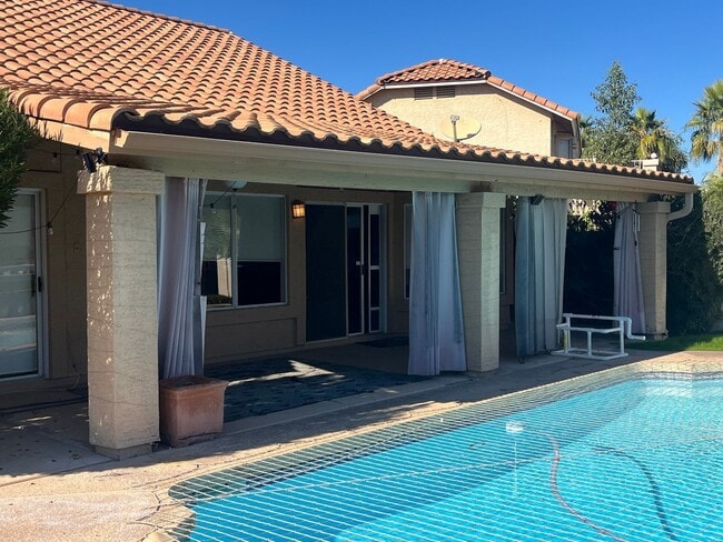 Building Photo - 3721 S Hawthorn Dr