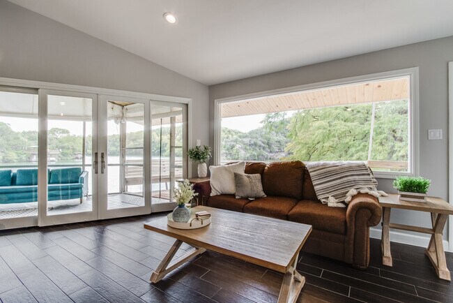 Building Photo - 1810 Lakeshore Dr