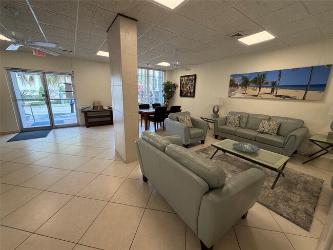 Building Photo - 3000 Riomar St