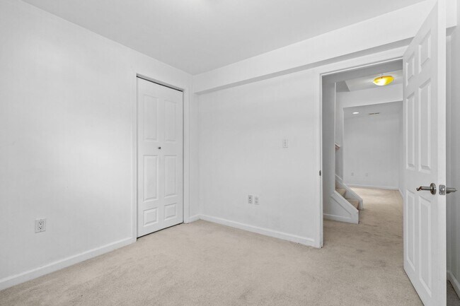 Building Photo - Beautifully maintained END UNIT townhouse in Robin meadows ready for you now!