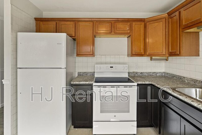 Building Photo - 650 Sherwood Dr